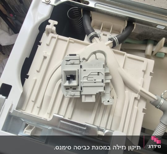 חלקים פנימיים של מכשיר חשמלי עם חוטים וצינורות
